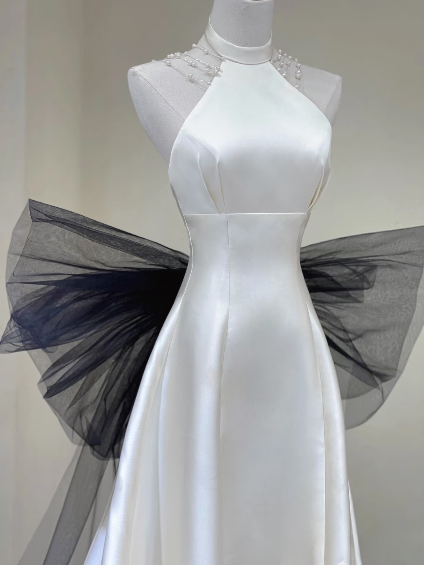 Dream A Line High Neck Sleeveless Satin White Wedding Dress With Black Bow-knot Fairy Formal Brides Gown Wedding Dresses AU139