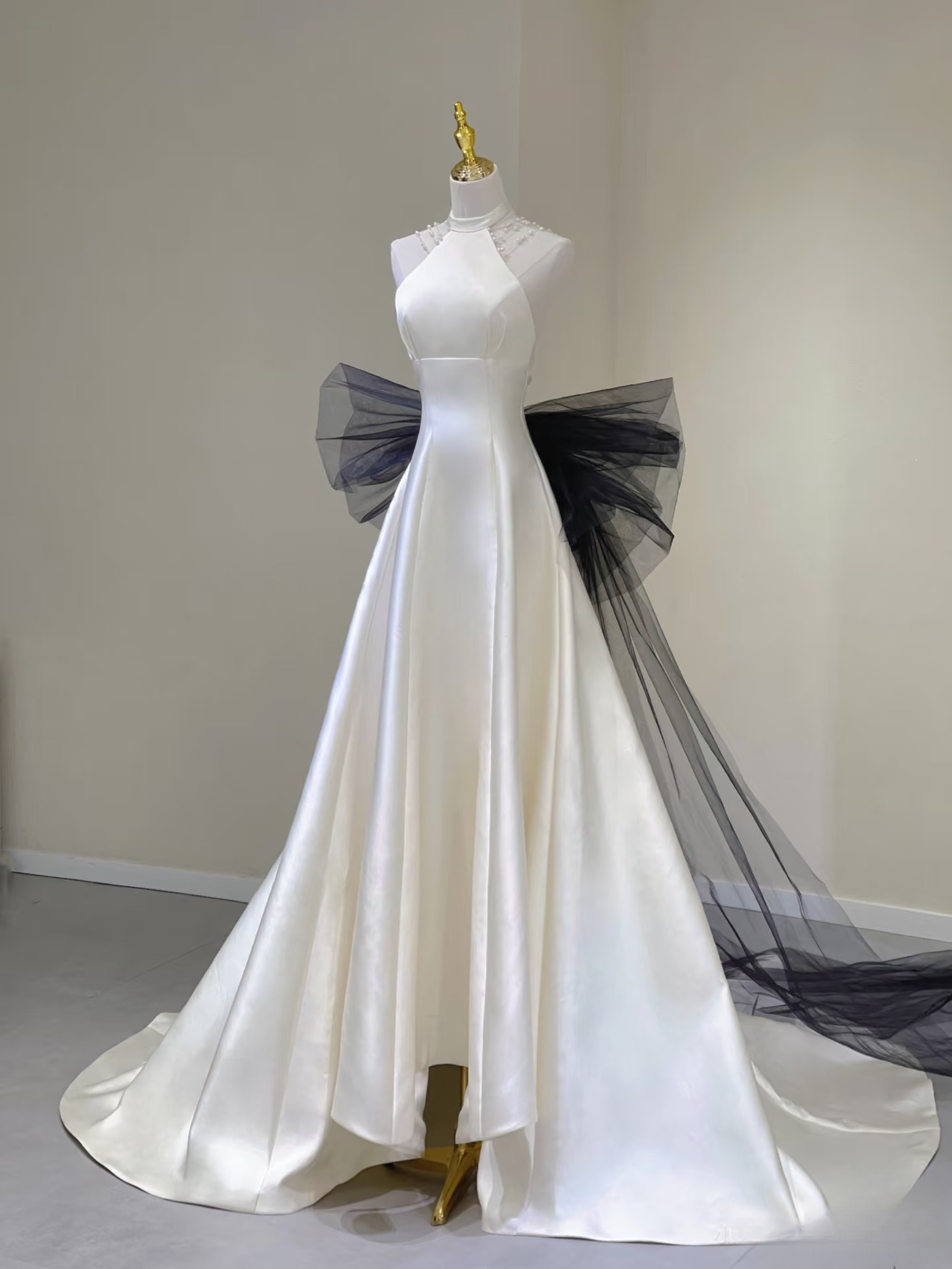 Dream A Line High Neck Sleeveless Satin White Wedding Dress With Black Bow-knot Fairy Formal Brides Gown Wedding Dresses AU139