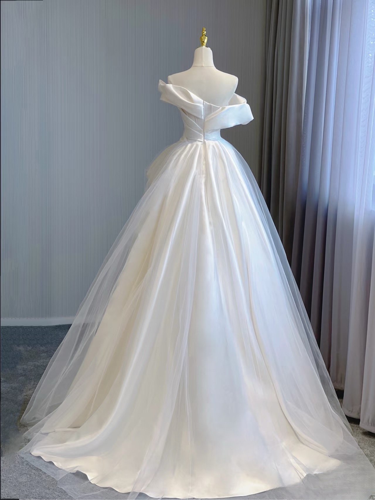 Dream Ball Gown Off The Shoulder Satin White Wedding Dress With Sleeves Fairytale Formal Wedding Dresses AU148
