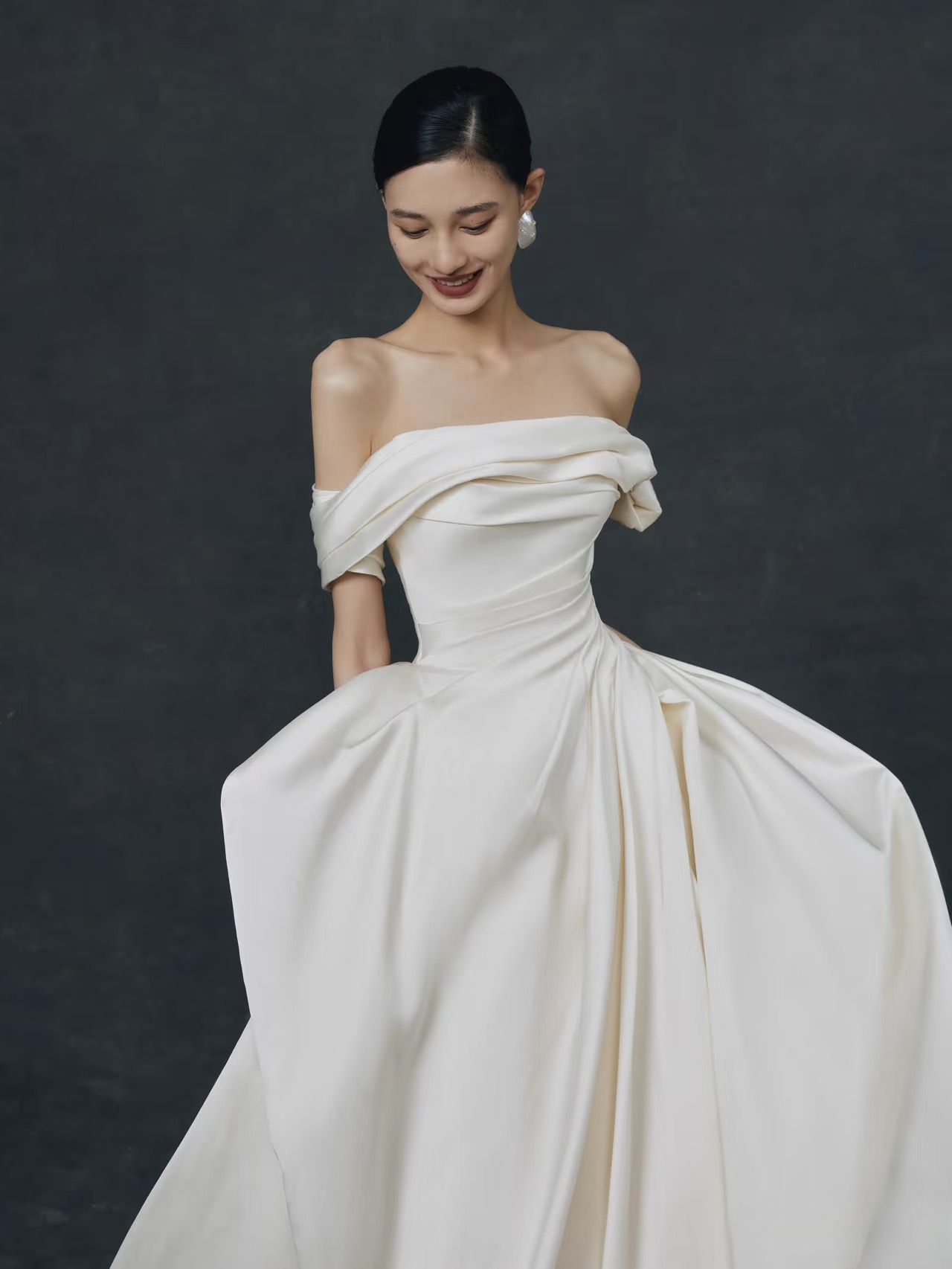 Traum Ballkleid aus der Schulter Satin Brautkleid mit Ärmeln Märchenhafte formale Brautkleider AU150