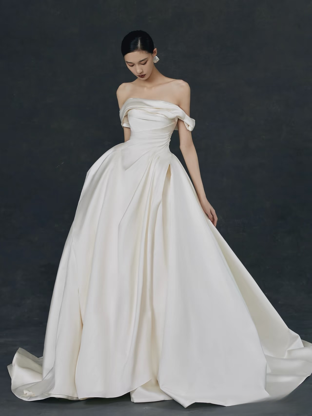 Traum Ballkleid aus der Schulter Satin Brautkleid mit Ärmeln Märchenhafte formale Brautkleider AU150