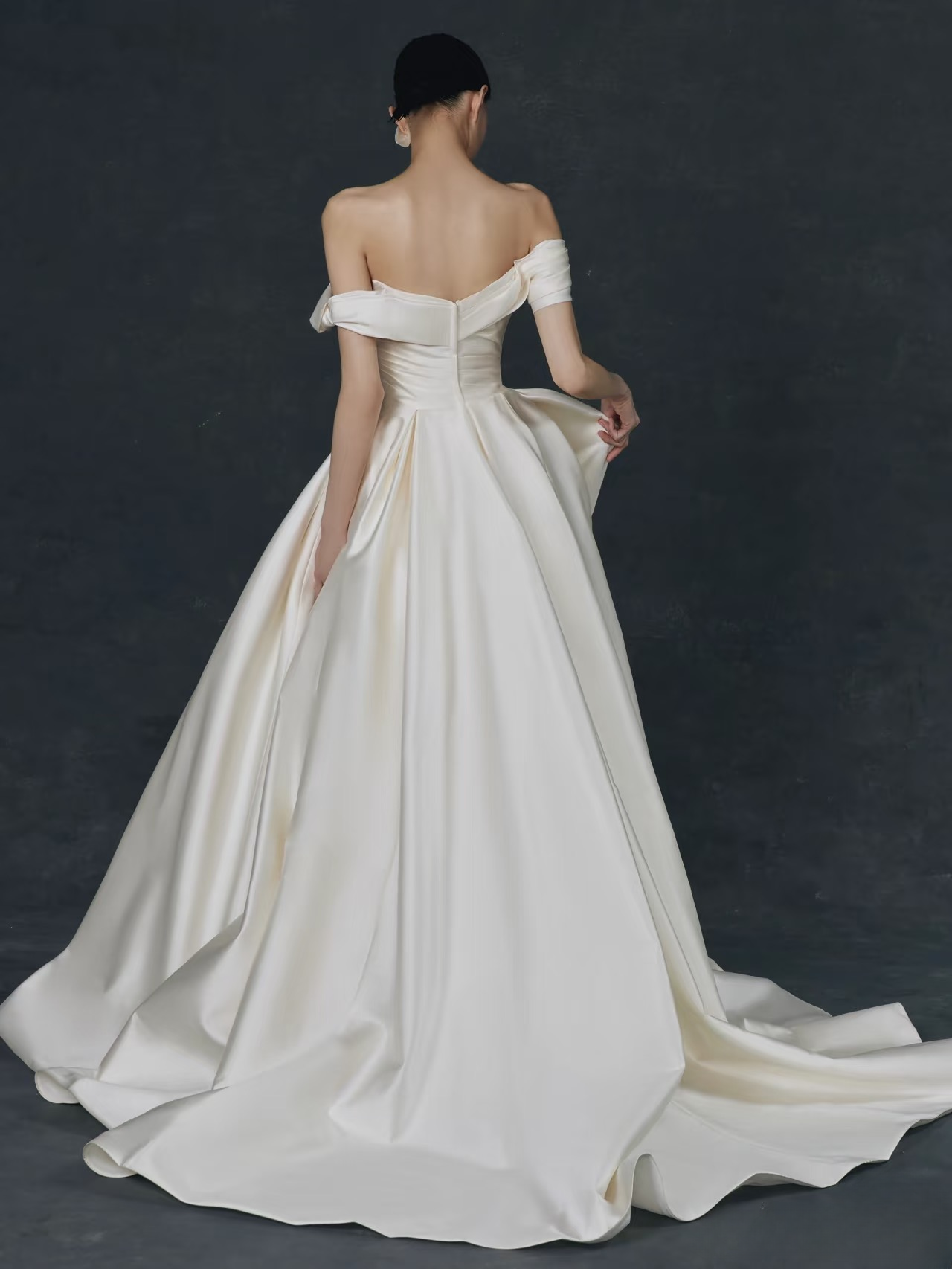 Traum Ballkleid aus der Schulter Satin Brautkleid mit Ärmeln Märchenhafte formale Brautkleider AU150