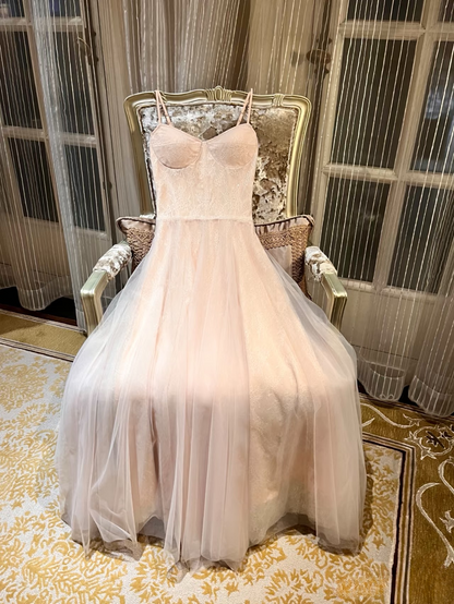 Robe de bal rose à fines bretelles et coupe trapèze, modèle AU157