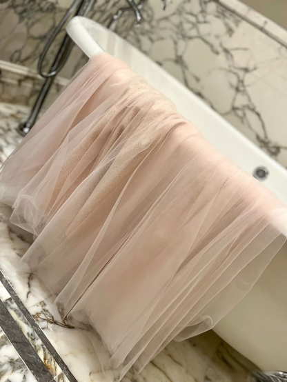 Robe de bal rose à fines bretelles et coupe trapèze, modèle AU157