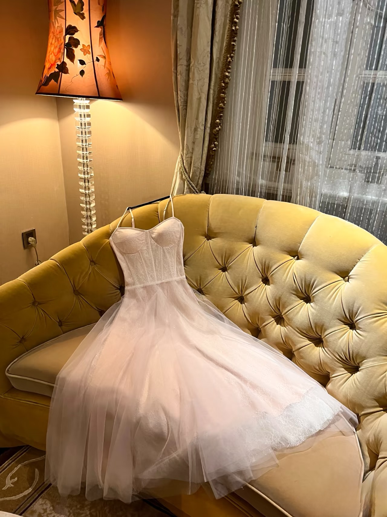 Robe de bal rose à fines bretelles et coupe trapèze, modèle AU157