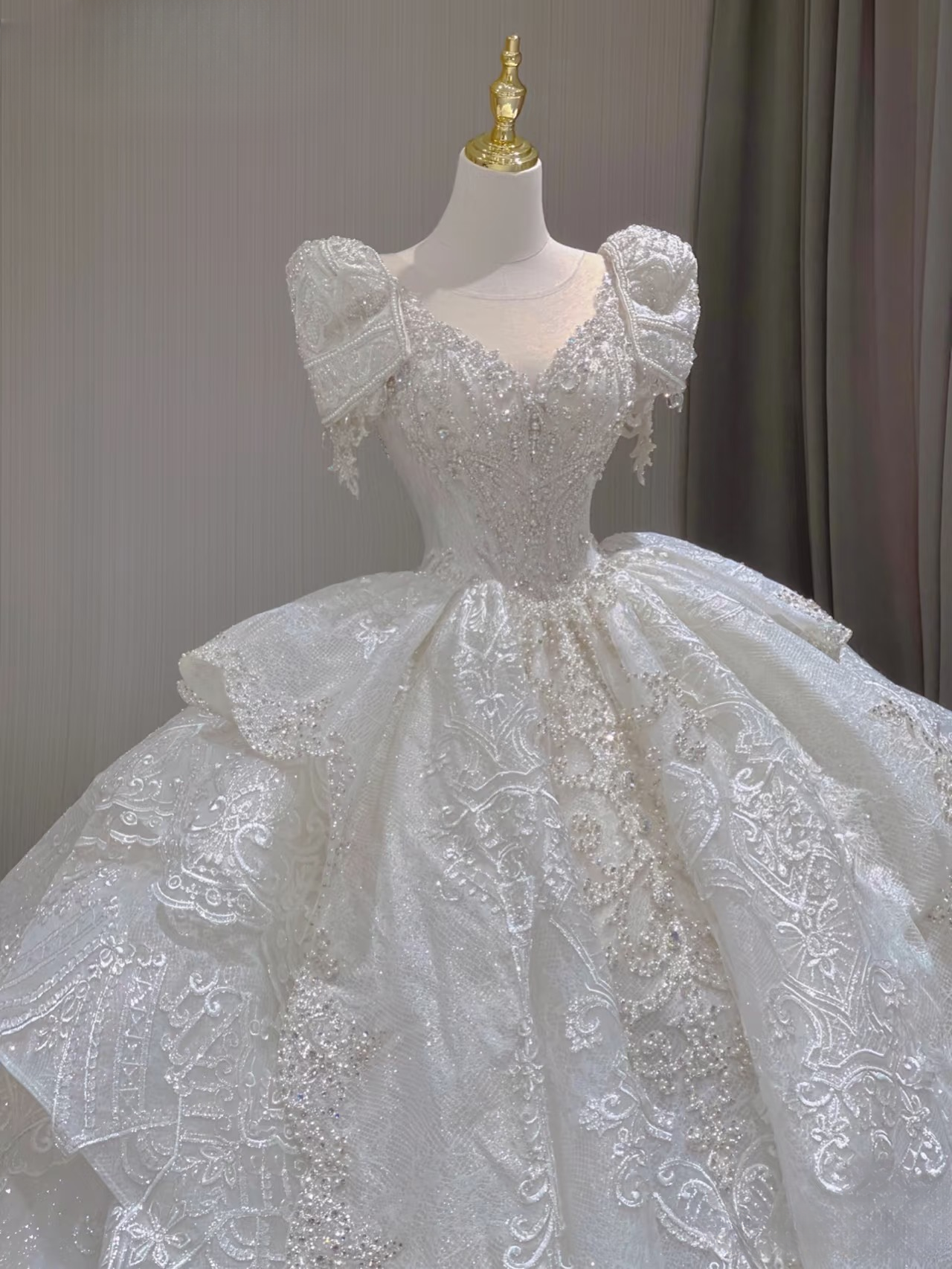 Robe de mariée longue en dentelle blanche, col en V, manches courtes, style conte de fées, automne et printemps, AU160