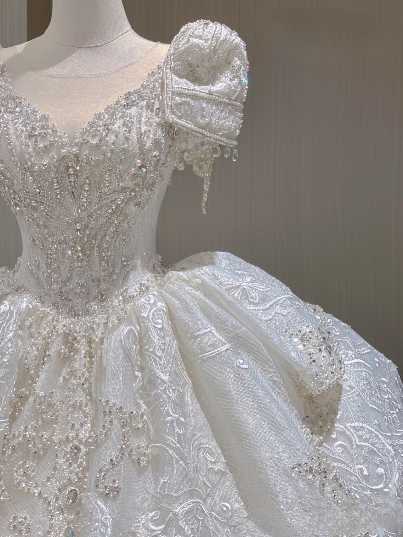Robe de mariée longue en dentelle blanche, col en V, manches courtes, style conte de fées, automne et printemps, AU160
