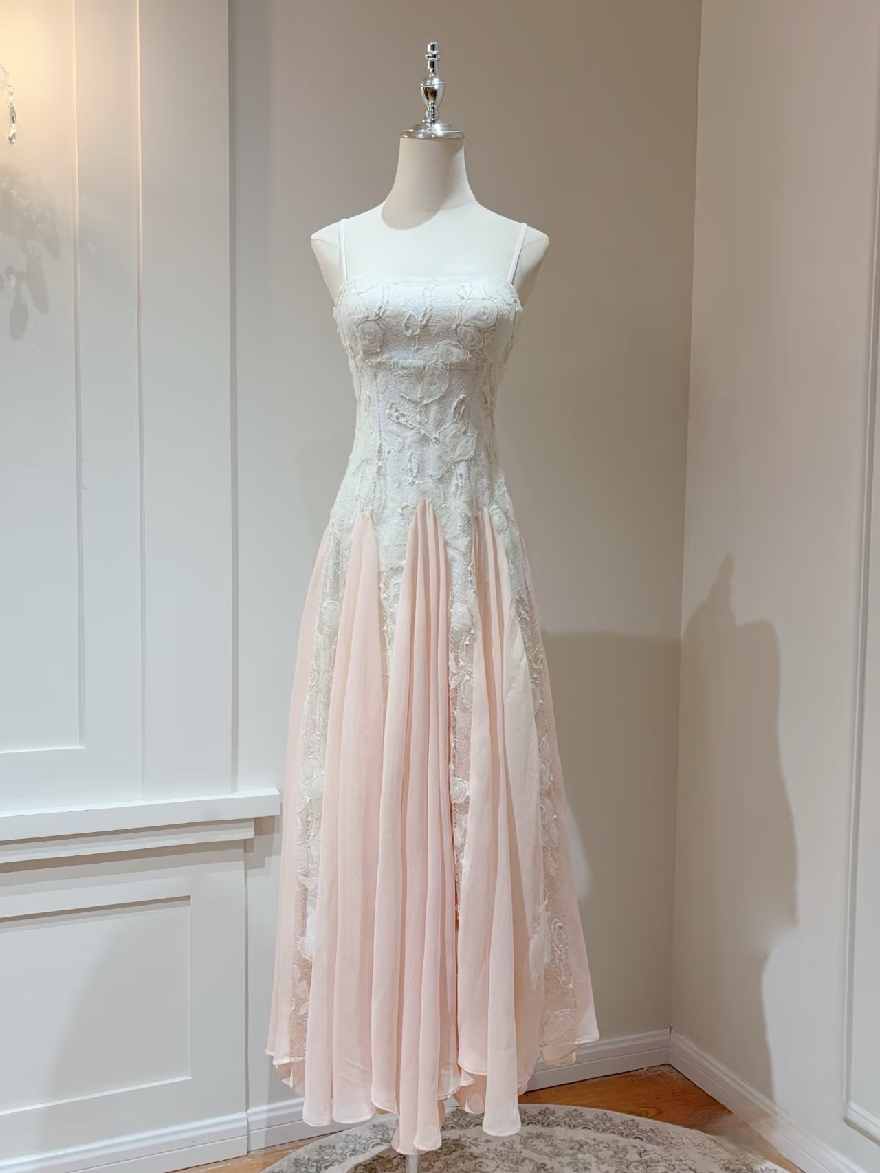 Robe de bal rose en mousseline de soie et dentelle, coupe trapèze, bretelles spaghetti, style modeste, référence AU158