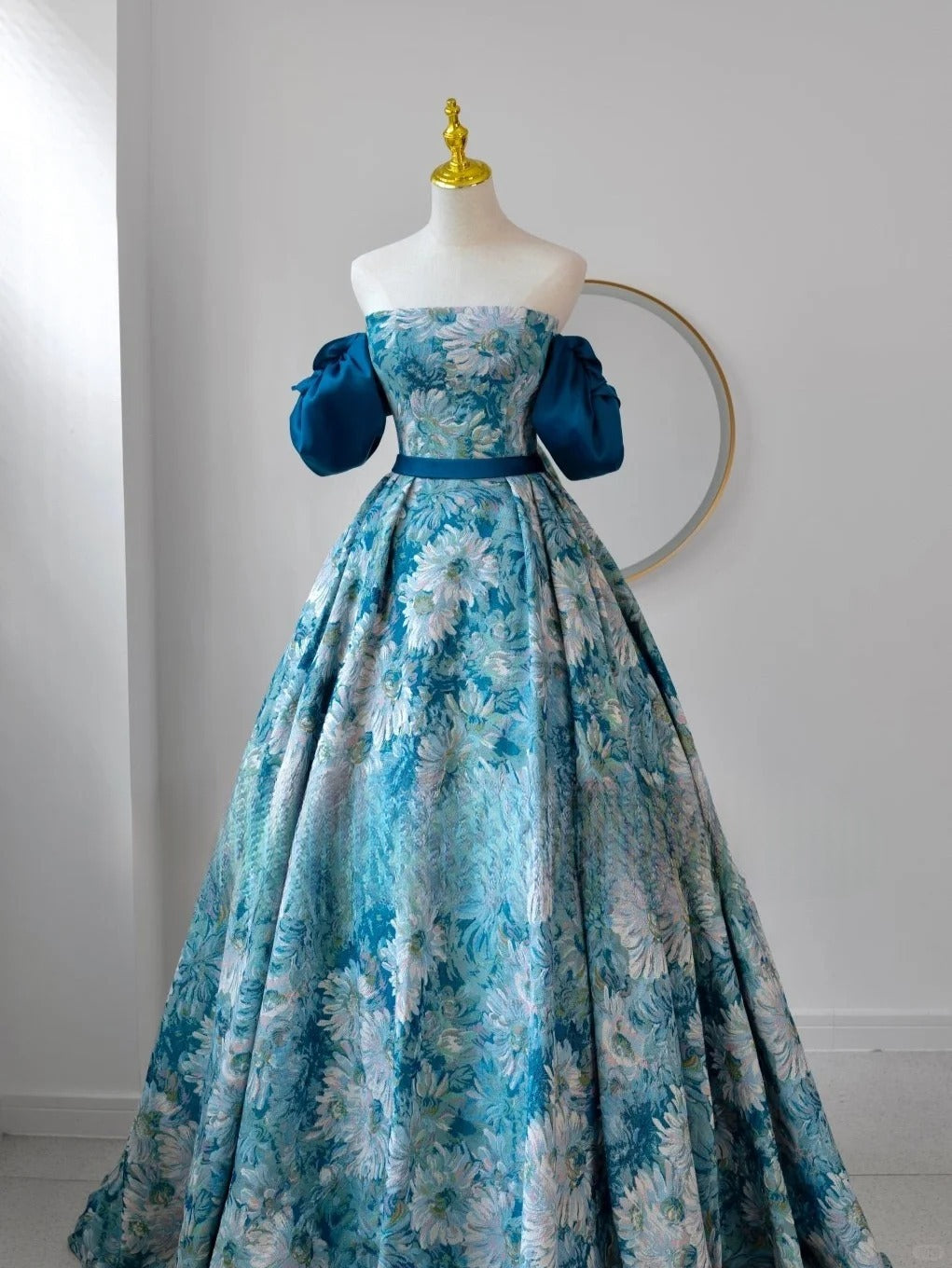 Elegantes, trägerloses Ballkleid aus blauem Satin mit Blumenmuster, langes Kleid für den 16. Geburtstag, Abendkleid AU161