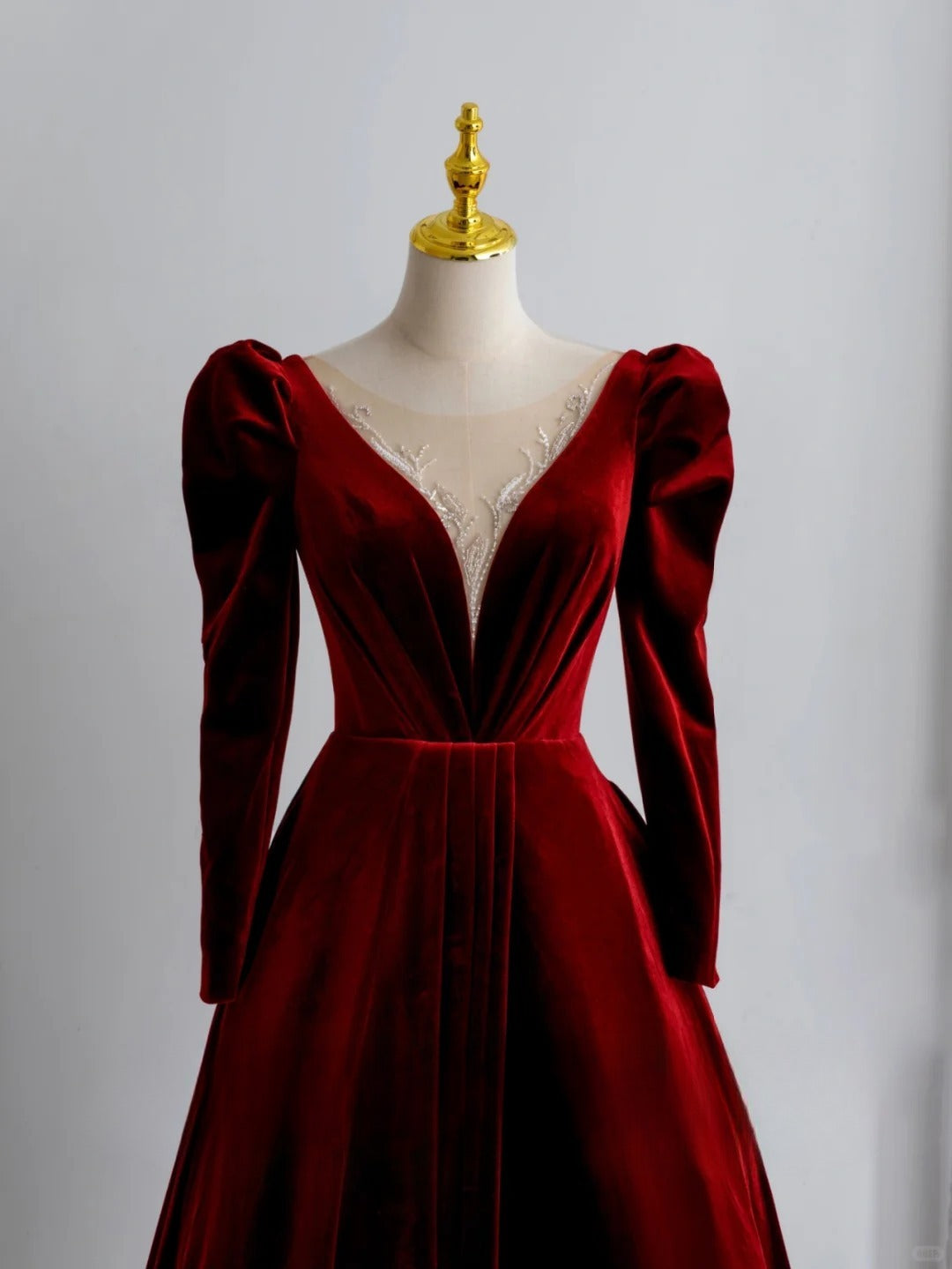 Robe de bal longue bordeaux en velours, coupe trapèze, col V et manches longues, modèle AU162