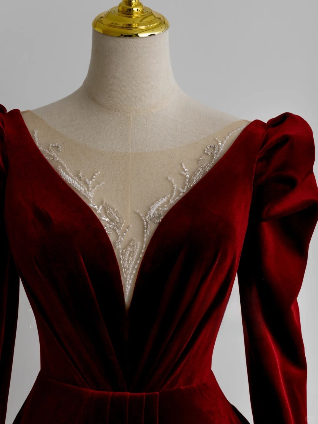 Robe de bal longue bordeaux en velours, coupe trapèze, col V et manches longues, modèle AU162