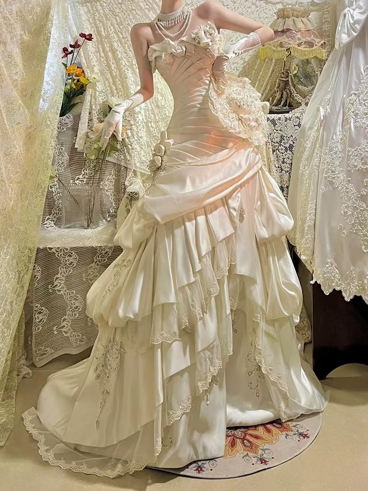 Robe de mariée longue blanche sirène sans bretelles en satin, style années 70, coupe ajustée, référence AU165
