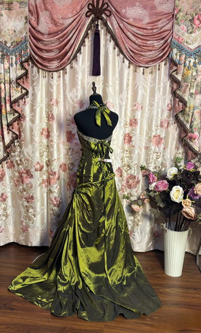Robe de bal longue vintage sirène dos nu en satin vert ornée de perles et de sequins, sans manches, style années 90, référence AU174