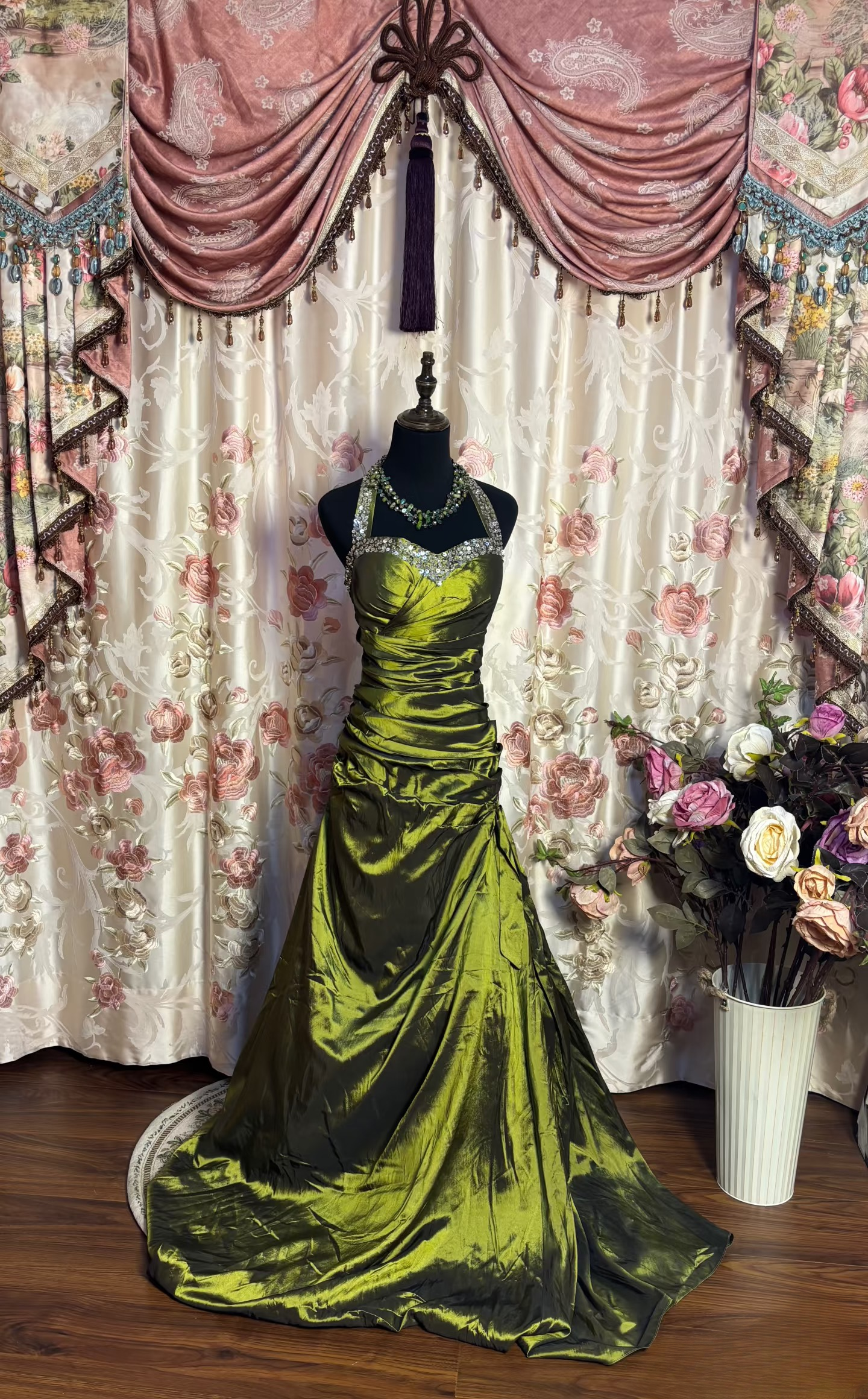 Robe de bal longue vintage sirène dos nu en satin vert ornée de perles et de sequins, sans manches, style années 90, référence AU174