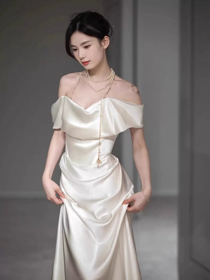 Robe de mariée sirène simple en satin à épaules dénudées et manches, style conte de fées, pour l'automne, AU183