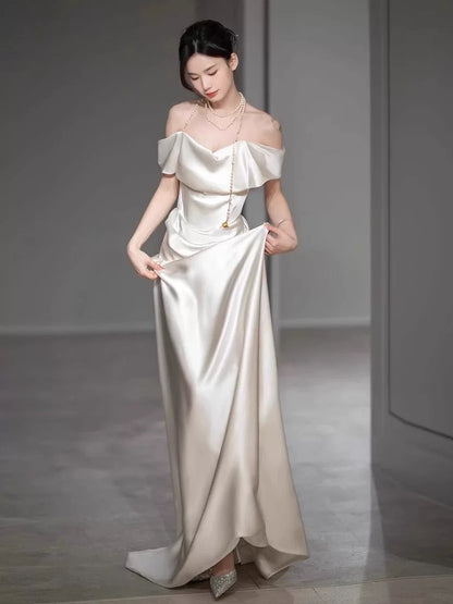 Robe de mariée sirène simple en satin à épaules dénudées et manches, style conte de fées, pour l'automne, AU183