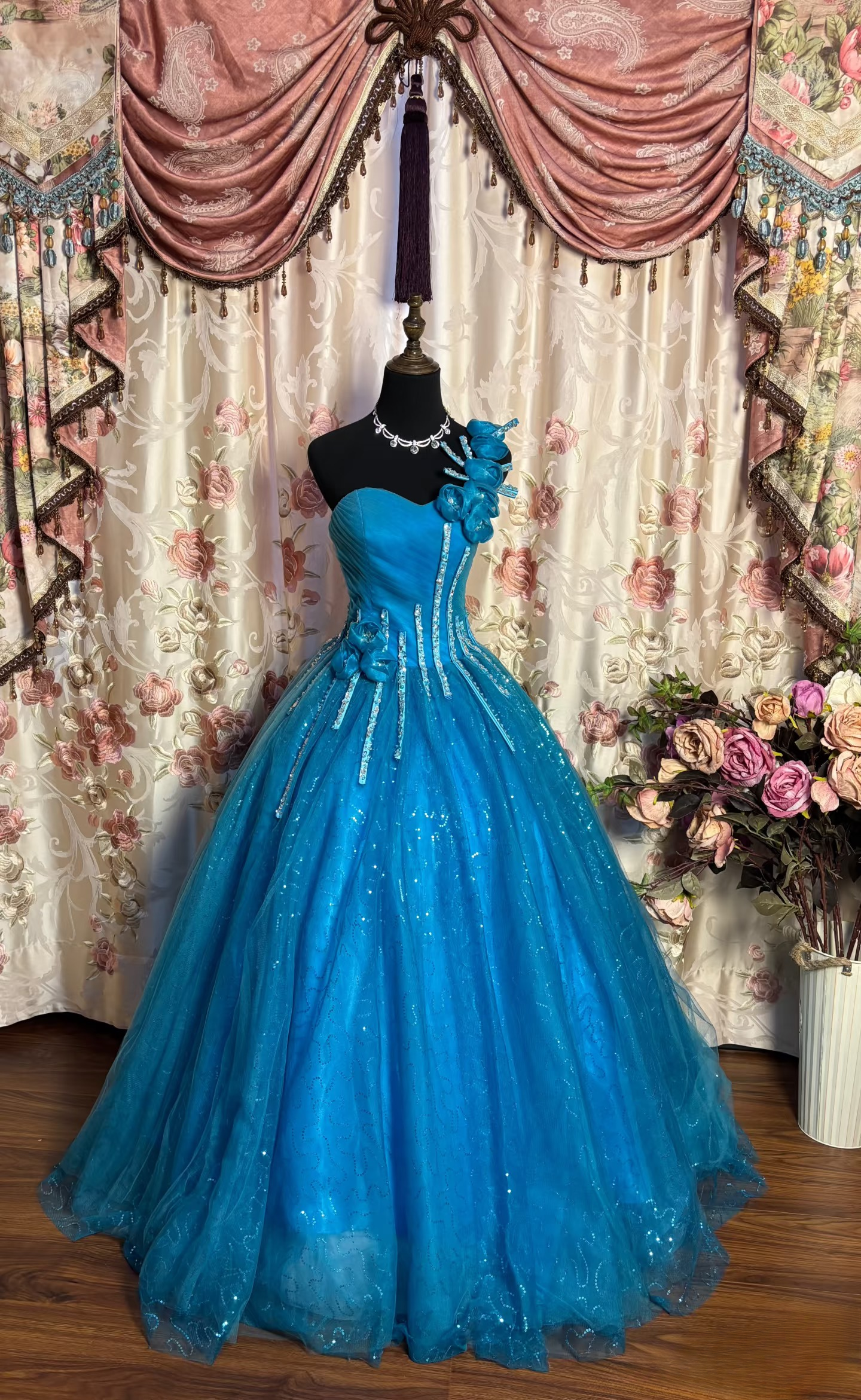 Robe de bal ravissante asymétrique en tulle bleu ornée de perles, longue, idéale pour les 15 et 16 ans (AU185).