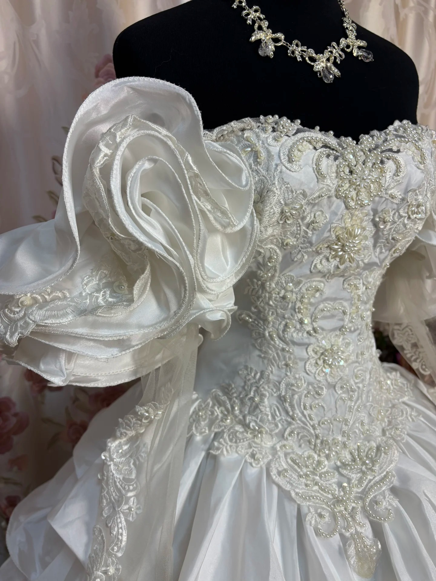 Retro Ball Gown Off The Shoulder Neckline 60s White Fitted Corset Bride Gown Long Wedding Dresses AU189