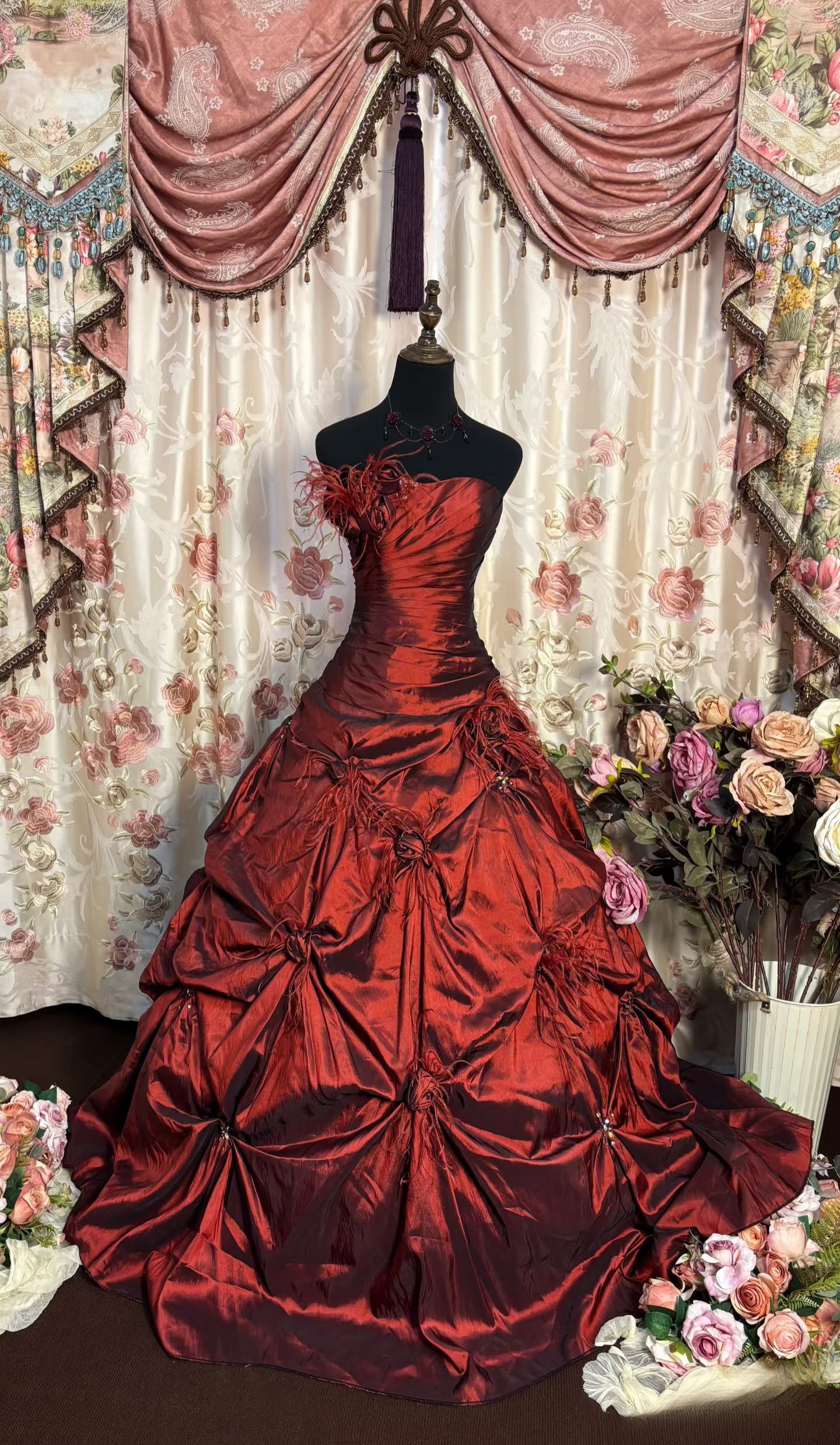 Robe de bal rétro bustier bordeaux en taffetas ornée de plumes, style années 70/80, AU194