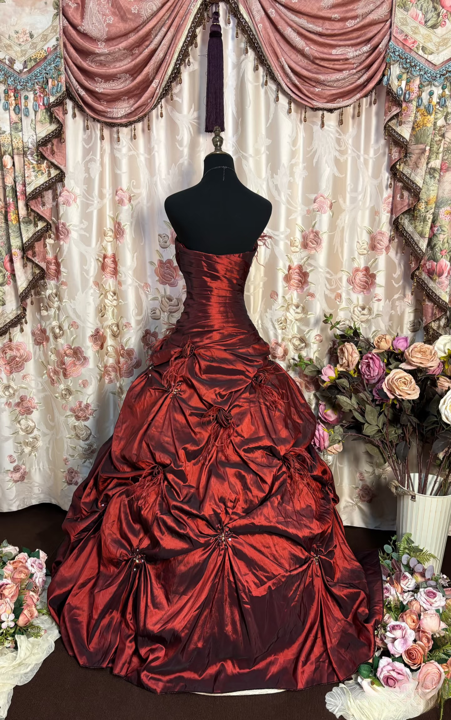Robe de bal rétro bustier bordeaux en taffetas ornée de plumes, style années 70/80, AU194
