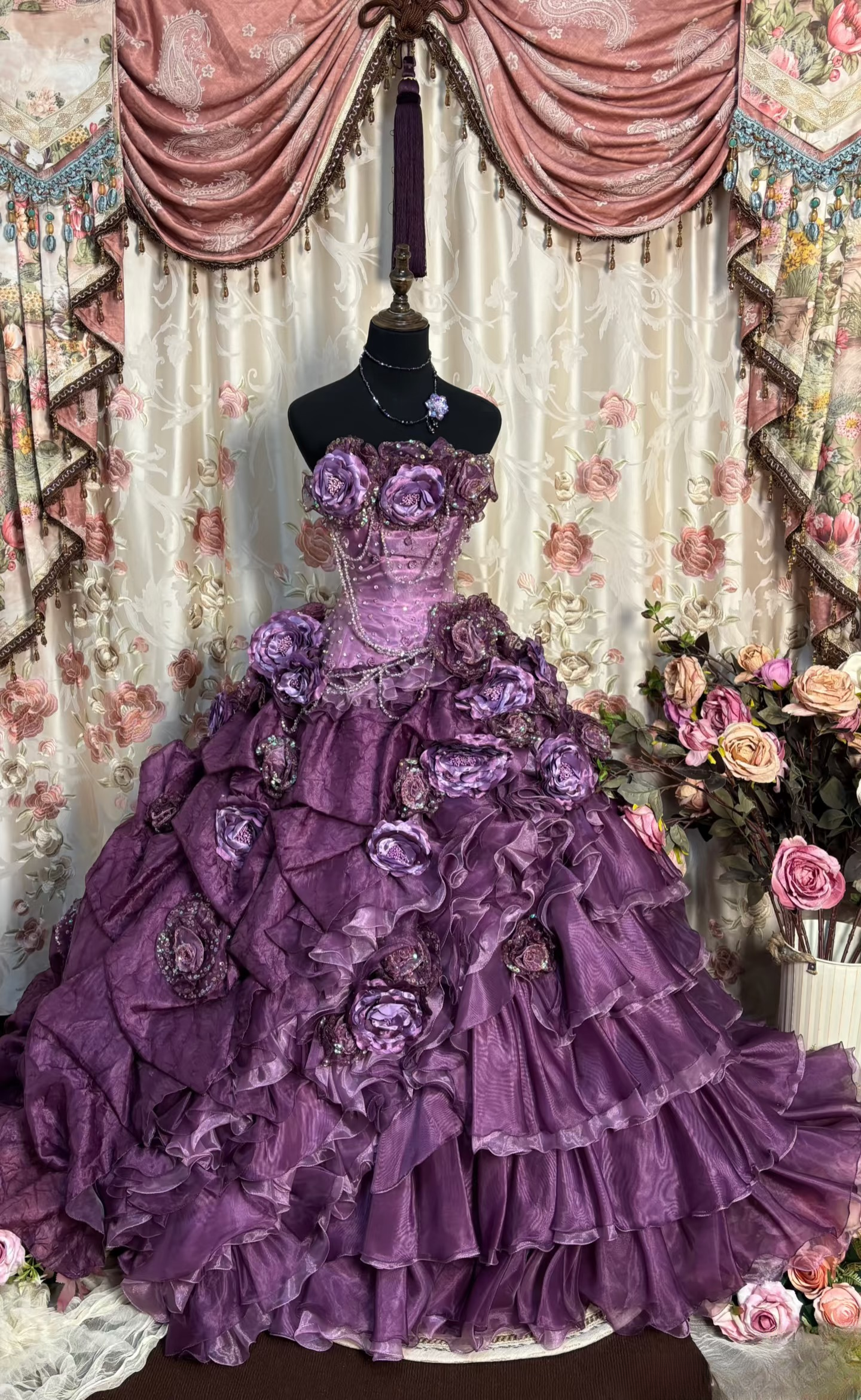Robe de bal vintage bustier en tulle couleur raisin, longue et perlée, idéale pour une quinceañera, un sweet 15 ou un anniversaire de 16 ans (A202)