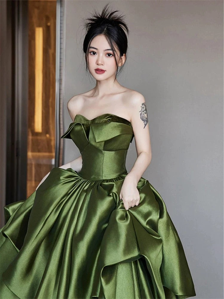 Bescheidenes Ballkleid aus schulterfreiem grünem Satin, lange Ballkleider, Partykleid zum 18. Geburtstag, Outfits, Abschlusskleid AU206