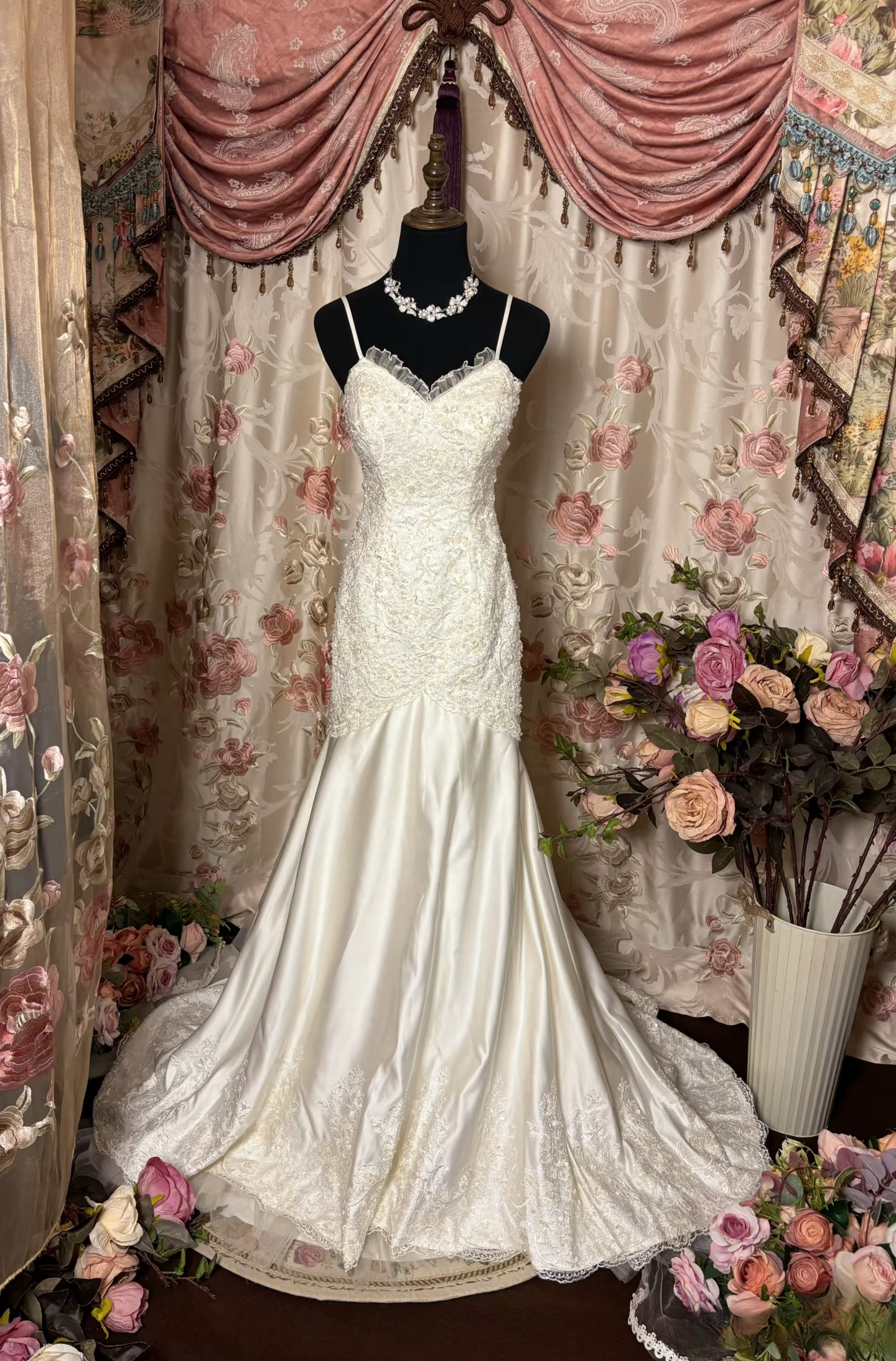 Robe de mariée blanche à bretelles spaghetti et corset ajusté, style sirène rétro années 60, référence AU210