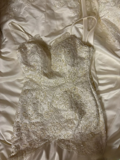 Robe de mariée blanche à bretelles spaghetti et corset ajusté, style sirène rétro années 60, référence AU210
