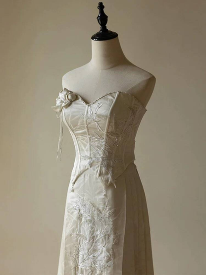 Bescheidene A-Linie Herzausschnitt Elfenbein Satin Brautkleid Lange Märchen Herbst Vintage Brautkleider AU240
