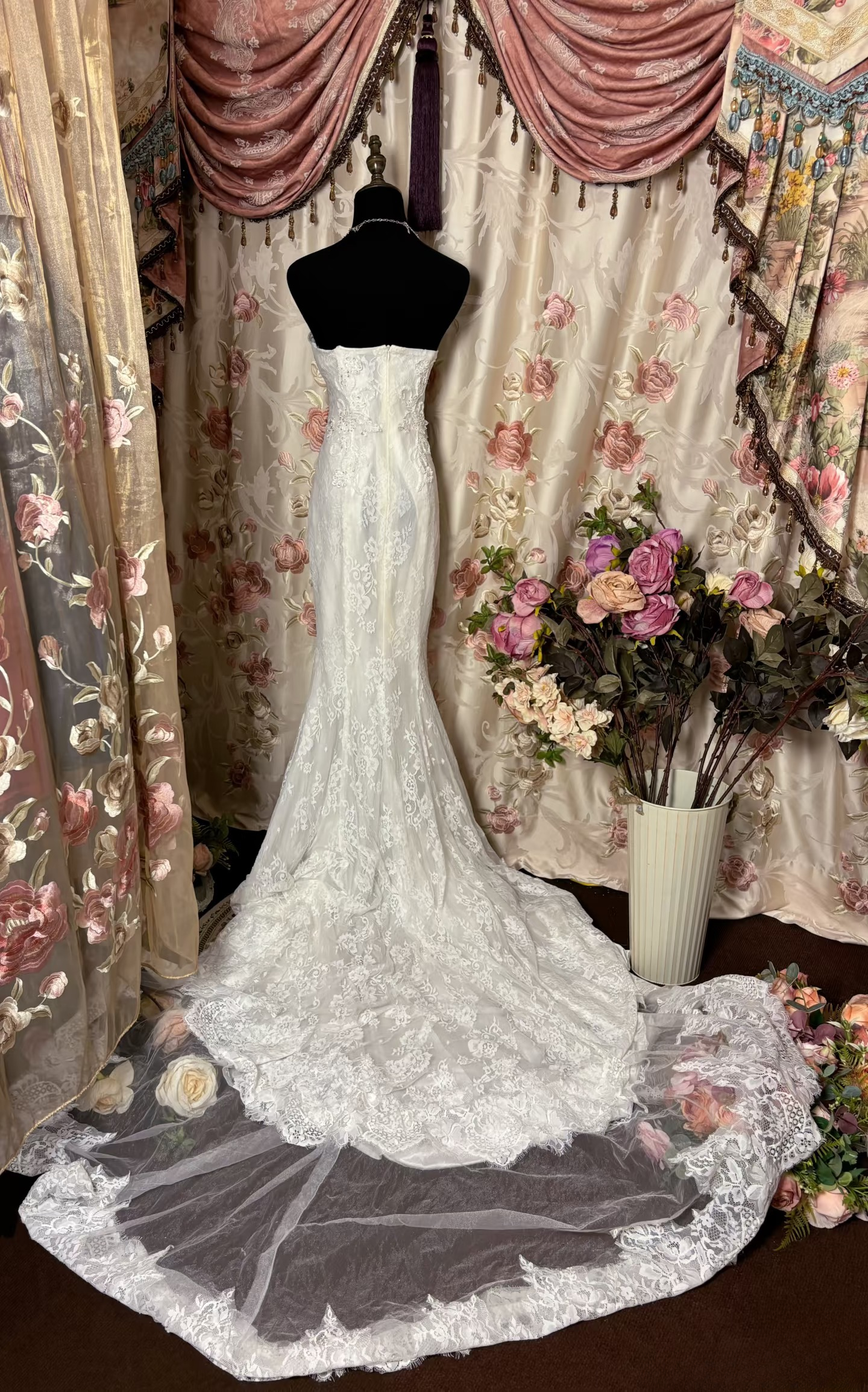 Robe de mariée longue blanche cintrée style sirène rétro années 70, décolleté cœur en dentelle - 250 AU