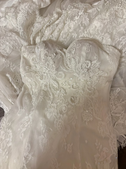 Robe de mariée longue blanche cintrée style sirène rétro années 70, décolleté cœur en dentelle - 250 AU