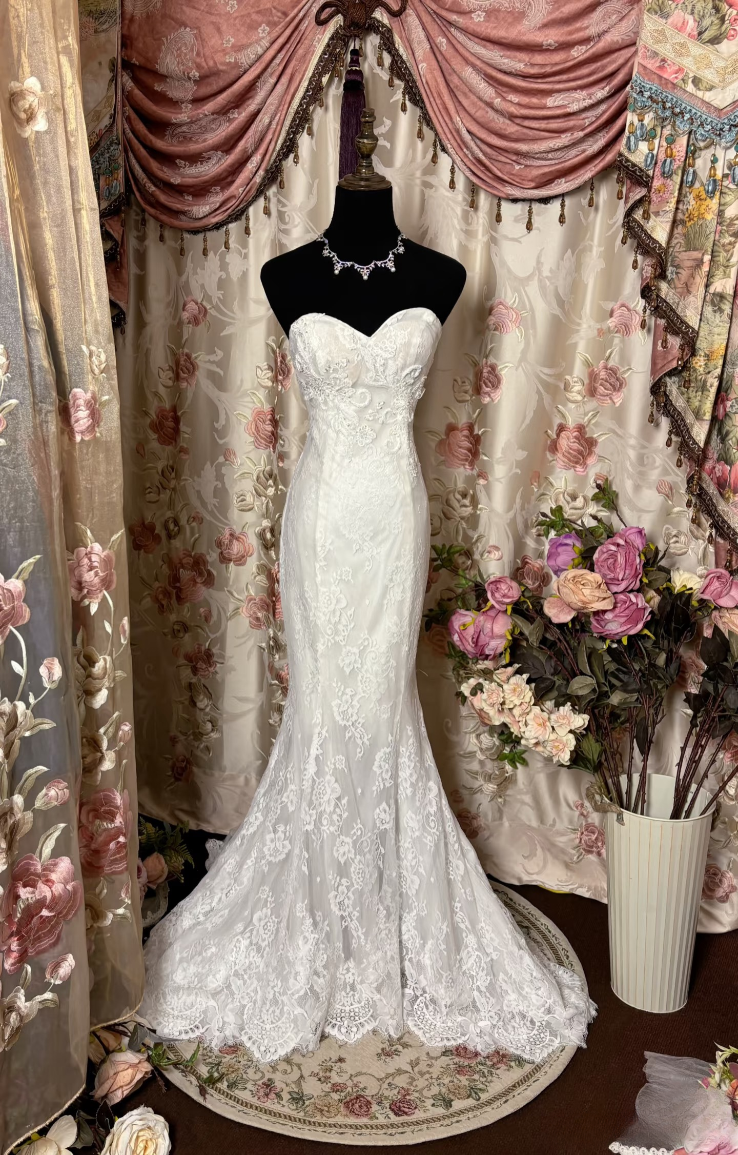 Robe de mariée longue blanche cintrée style sirène rétro années 70, décolleté cœur en dentelle - 250 AU
