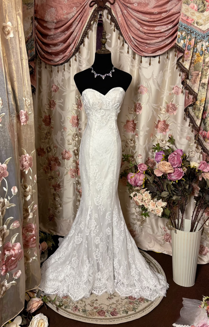 Robe de mariée longue blanche cintrée style sirène rétro années 70, décolleté cœur en dentelle - 250 AU