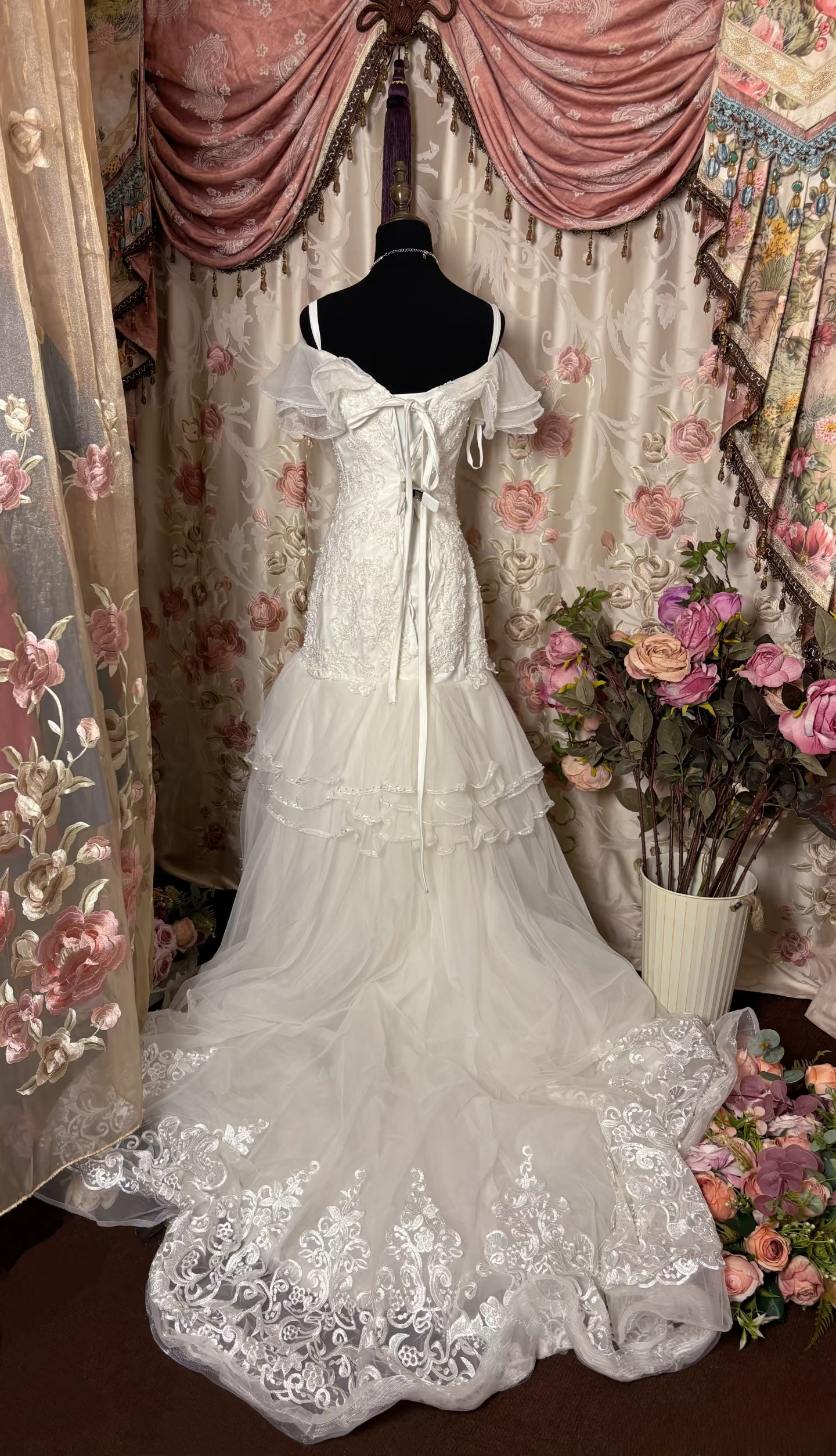 Robe de mariée longue blanche à bretelles spaghetti et dentelle style sirène rétro années 60 (AU256)