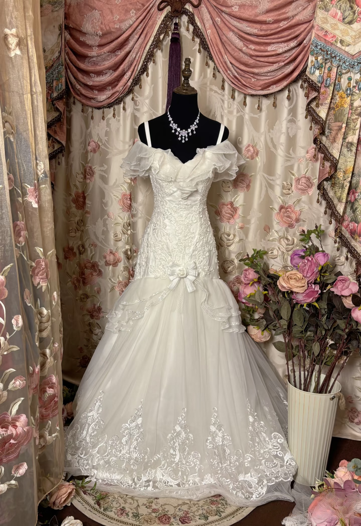 Robe de mariée longue blanche à bretelles spaghetti et dentelle style sirène rétro années 60 (AU256)