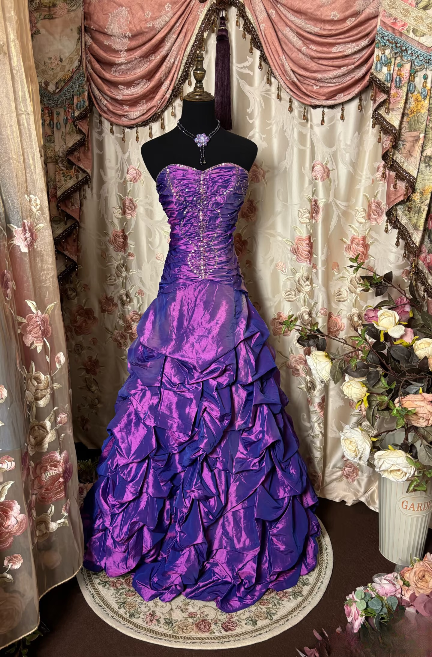 Robe de bal sirène élégante, décolleté cœur, sans manches, en taffetas de raisin, froncée et plissée, longueur au sol, AU270