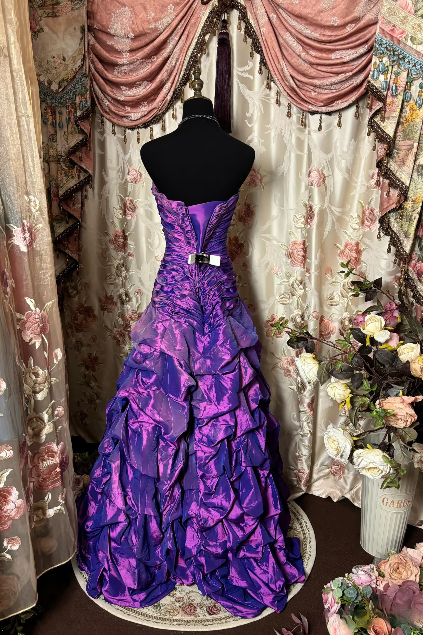 Robe de bal sirène élégante, décolleté cœur, sans manches, en taffetas de raisin, froncée et plissée, longueur au sol, AU270
