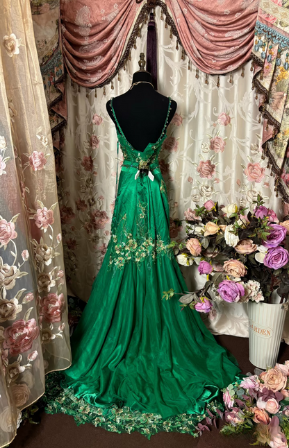 Robe de bal longue vintage sirène à fines bretelles en tulle vert ornée de perles et de pierres précieuses, idéale pour les soirées formelles et les adolescentes (AU271).