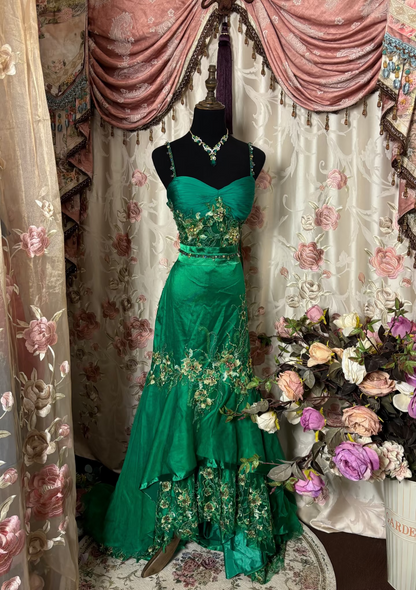 Robe de bal longue vintage sirène à fines bretelles en tulle vert ornée de perles et de pierres précieuses, idéale pour les soirées formelles et les adolescentes (AU271).