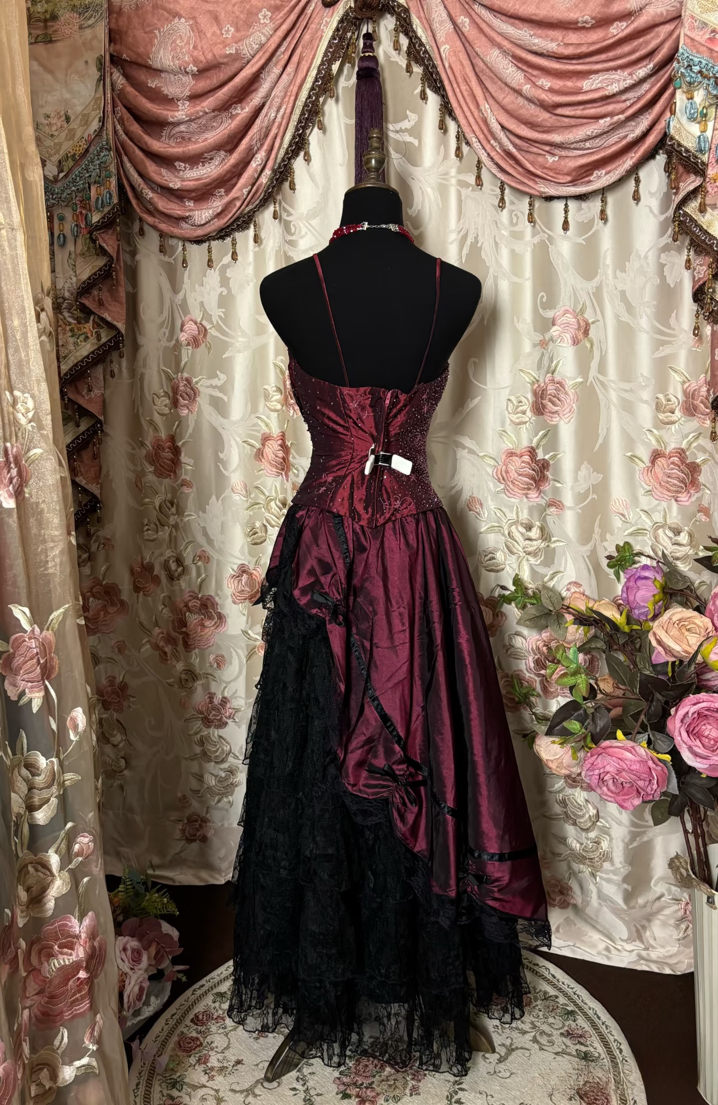 Robe de bal longue bordeaux foncé en organza, coupe trapèze, bretelles spaghetti, style modeste, référence AU277