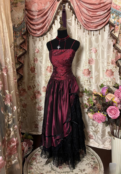 Robe de bal longue bordeaux foncé en organza, coupe trapèze, bretelles spaghetti, style modeste, référence AU277