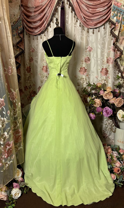Robe de bal vintage vert bourgeon à bretelles spaghetti, sans manches, à plusieurs volants, longue, idéale pour les bals de fin d'année, les quinceañeras, les 15 ou 16 ans (AU281)