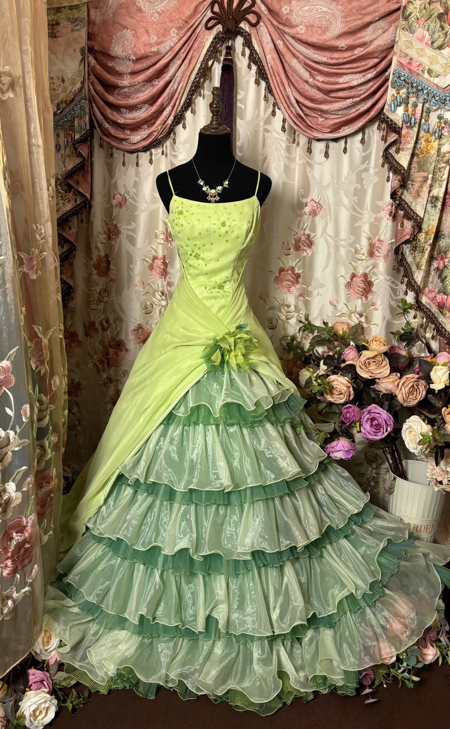 Robe de bal vintage vert bourgeon à bretelles spaghetti, sans manches, à plusieurs volants, longue, idéale pour les bals de fin d'année, les quinceañeras, les 15 ou 16 ans (AU281)