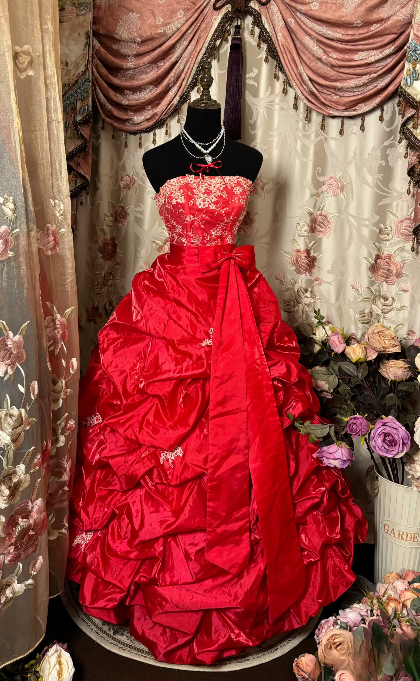 Robe de bal vintage rouge bustier ornée d'appliqués et de volants superposés, longue, idéale pour une quinceañera, un anniversaire de 15 ou 16 ans (AU287)