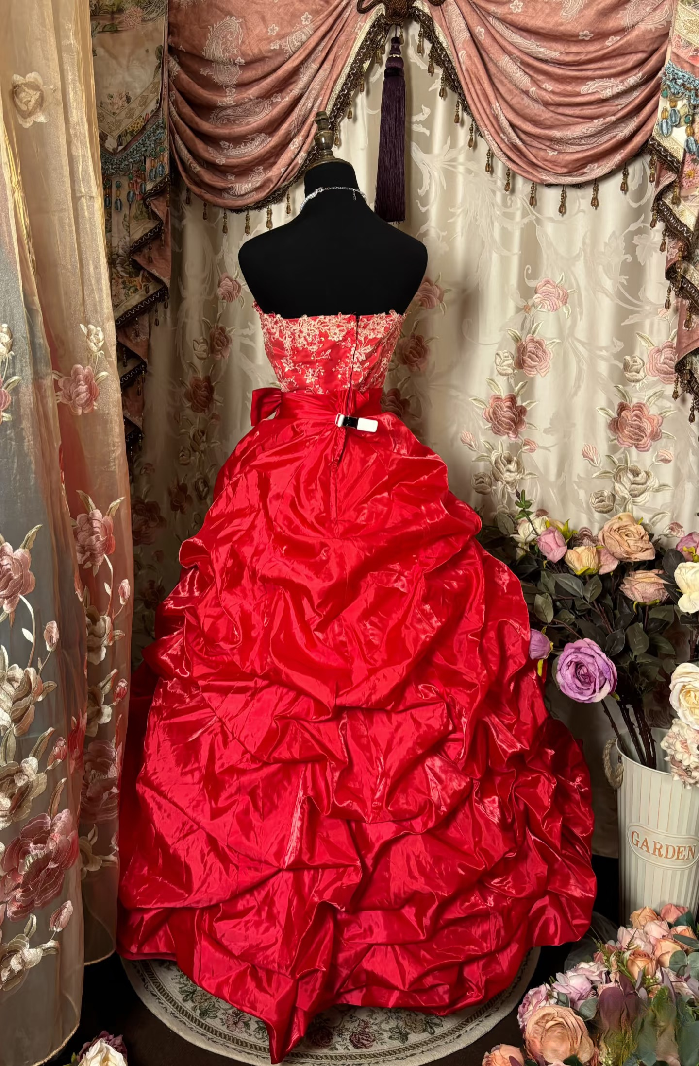Robe de bal vintage rouge bustier ornée d'appliqués et de volants superposés, longue, idéale pour une quinceañera, un anniversaire de 15 ou 16 ans (AU287)