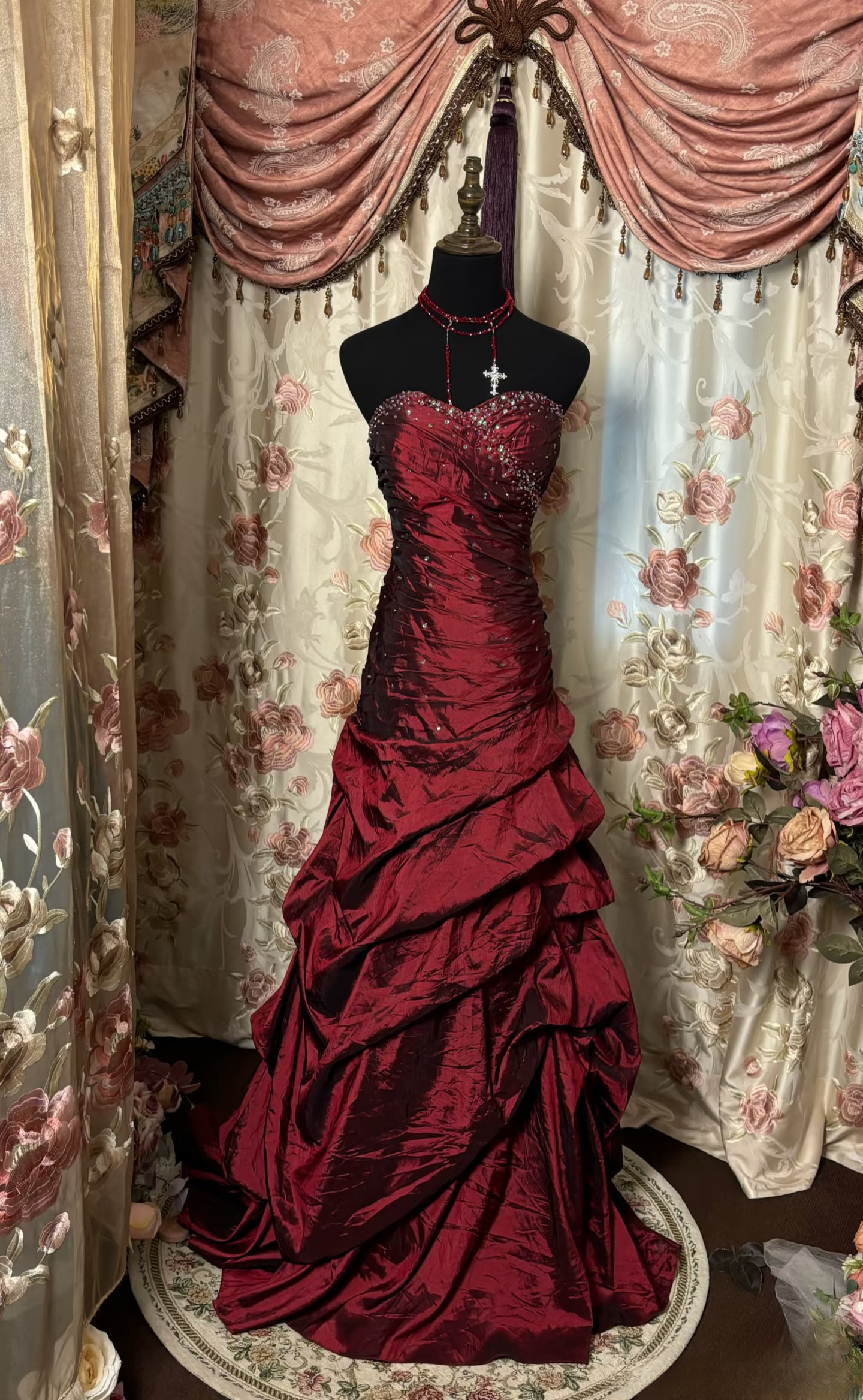 Robe de bal longue bordeaux en taffetas, style sirène vintage, décolleté cœur, sans manches, ornée de perles argentées (AU290)