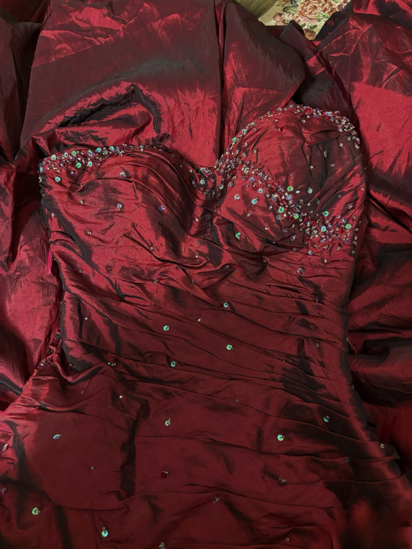 Robe de bal longue bordeaux en taffetas, style sirène vintage, décolleté cœur, sans manches, ornée de perles argentées (AU290)