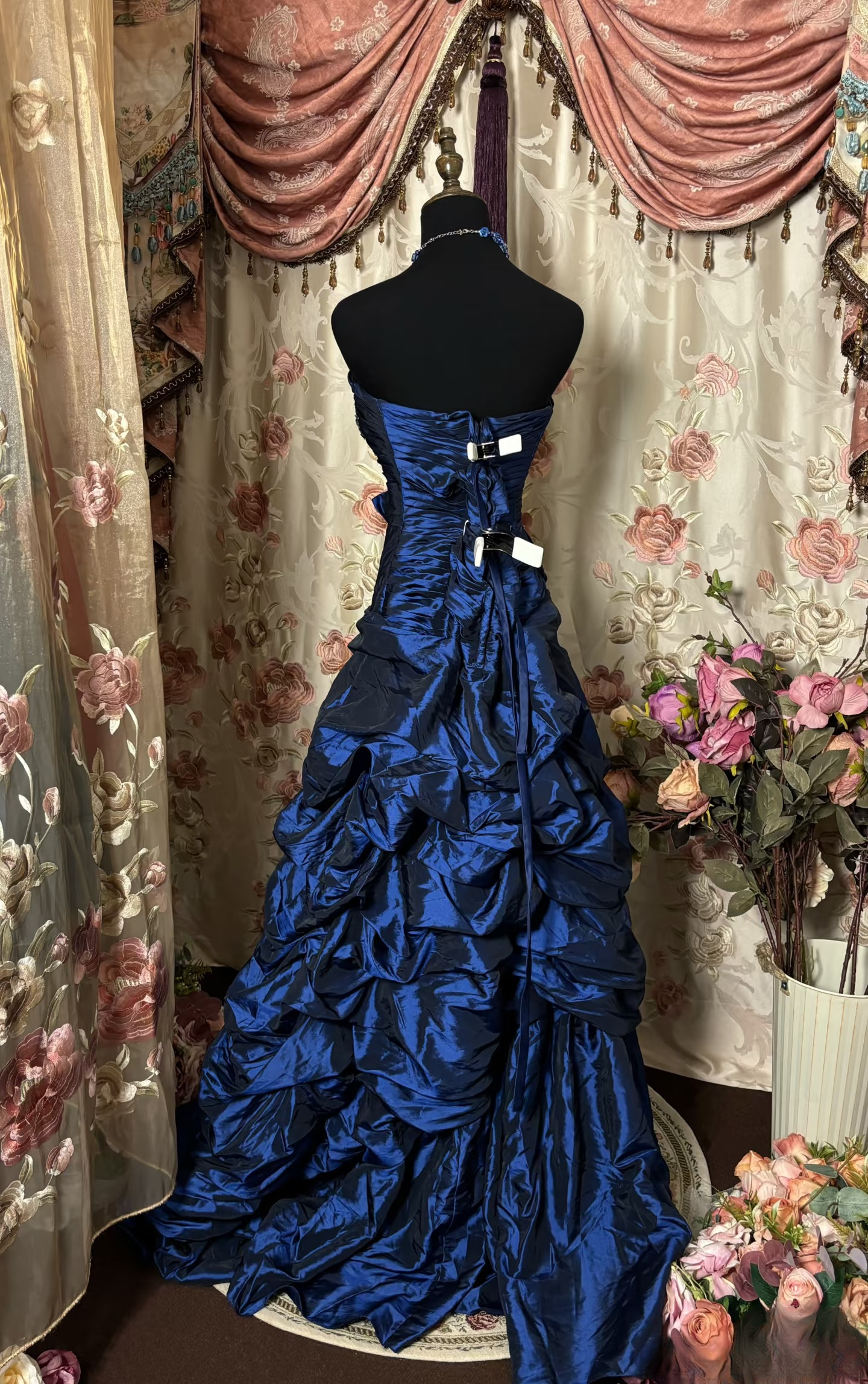 Robe de bal longue bleu roi en taffetas, style sirène vintage années 70, sans manches, ornée de perles argentées (AU291)