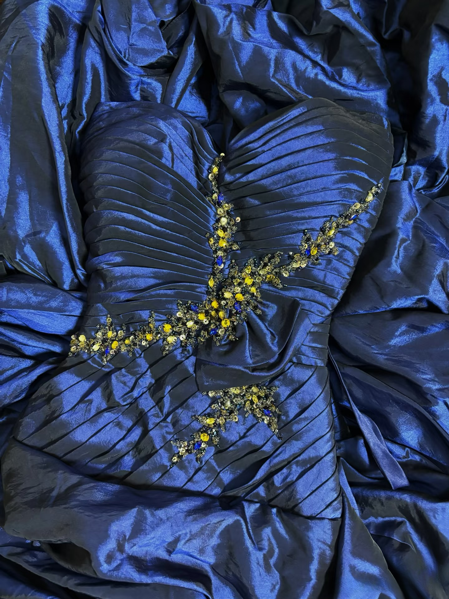 Robe de bal longue bleu roi en taffetas, style sirène vintage années 70, sans manches, ornée de perles argentées (AU291)