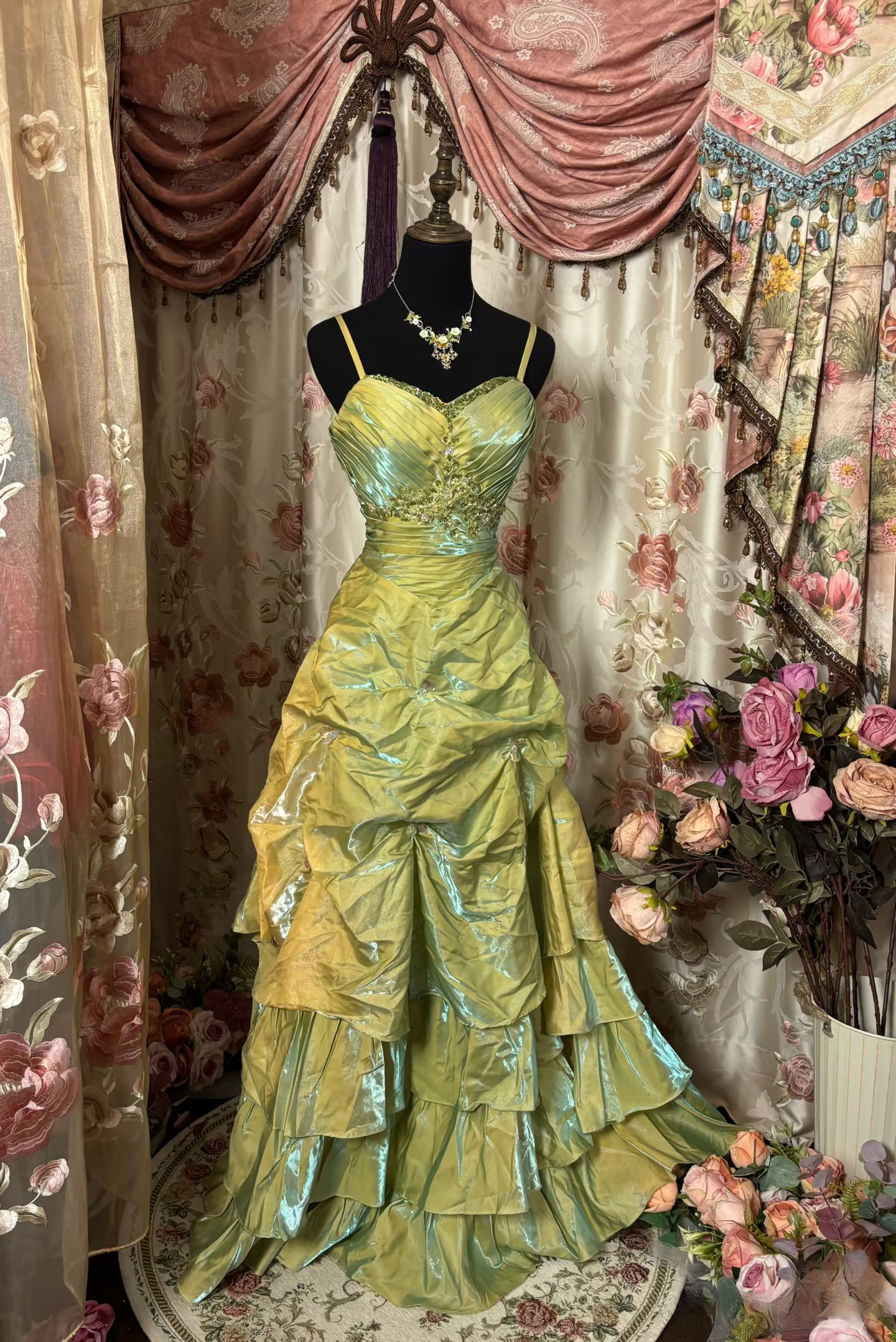 Robe de bal longue vintage sirène à bretelles spaghetti vert sauge ornée de perles et de pierres précieuses, idéale pour les soirées formelles et les adolescentes (AU292)